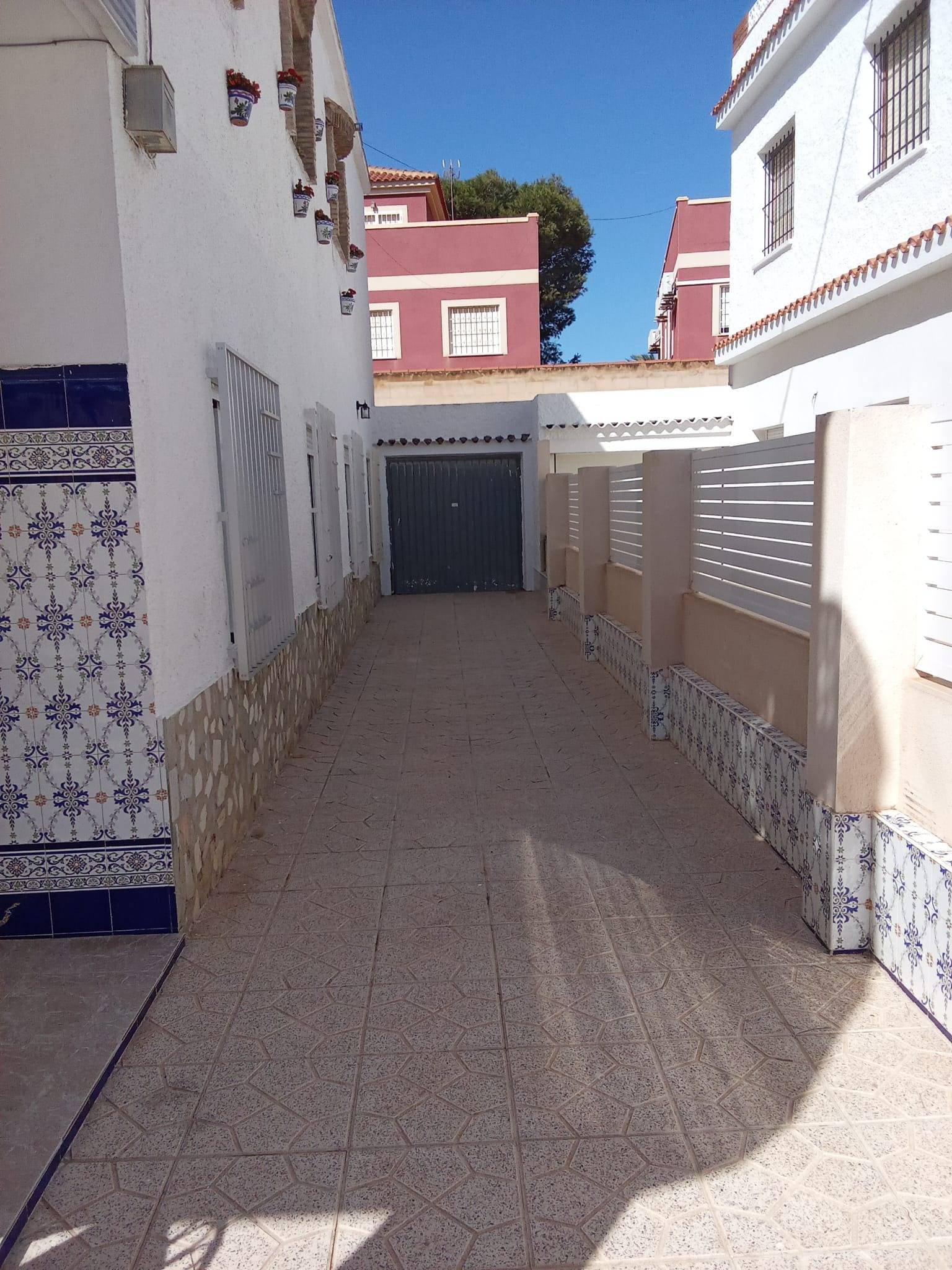 For sale - 5 Bedroom 1 Bathroom Town House in Pilar de La Horadada - Torre de la Horadada  - Alicante