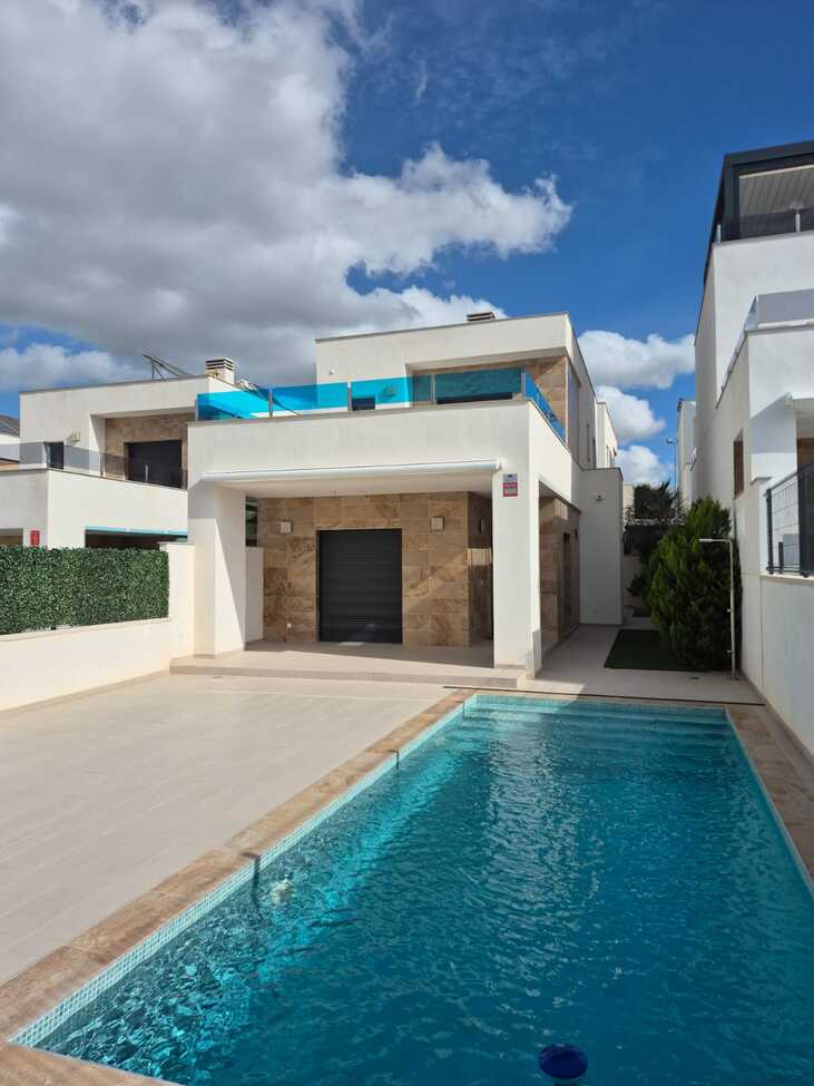For sale - 3 Bedroom 3 Bathroom Villa in Bigastro - Inland  - Alicante