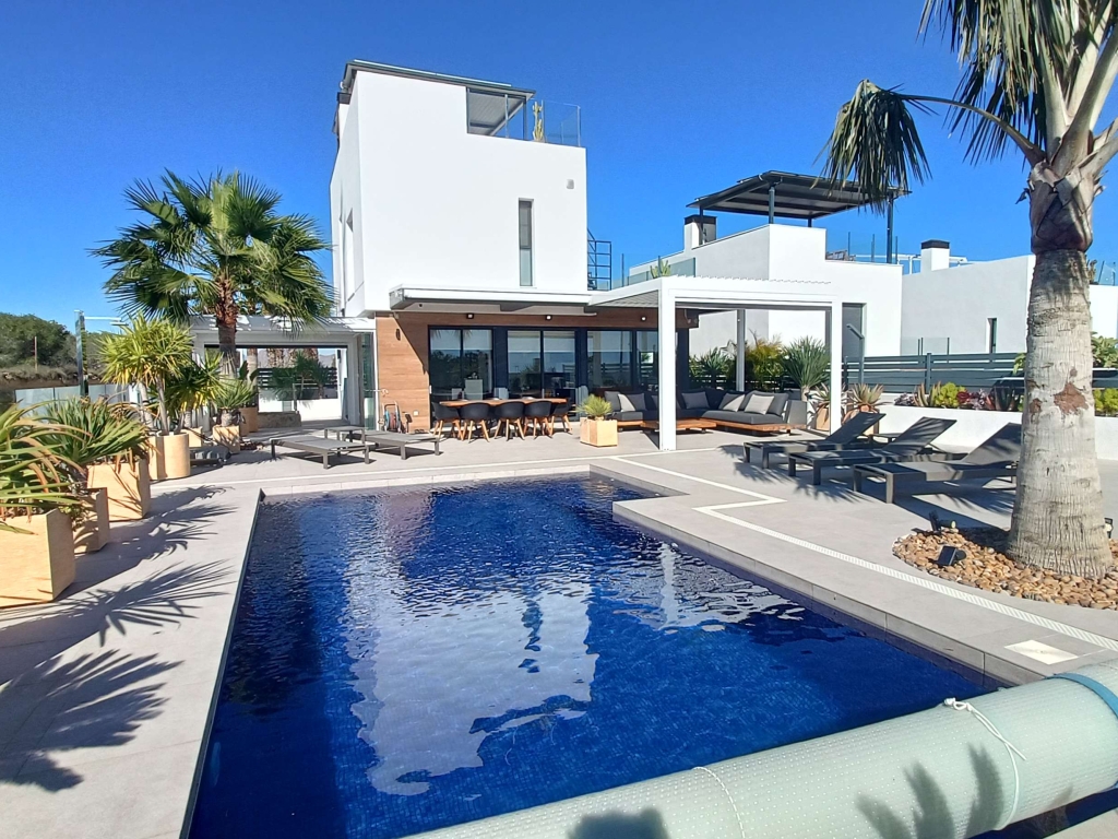 3 Bedroom 3 Bathroom Villa in Algorfa