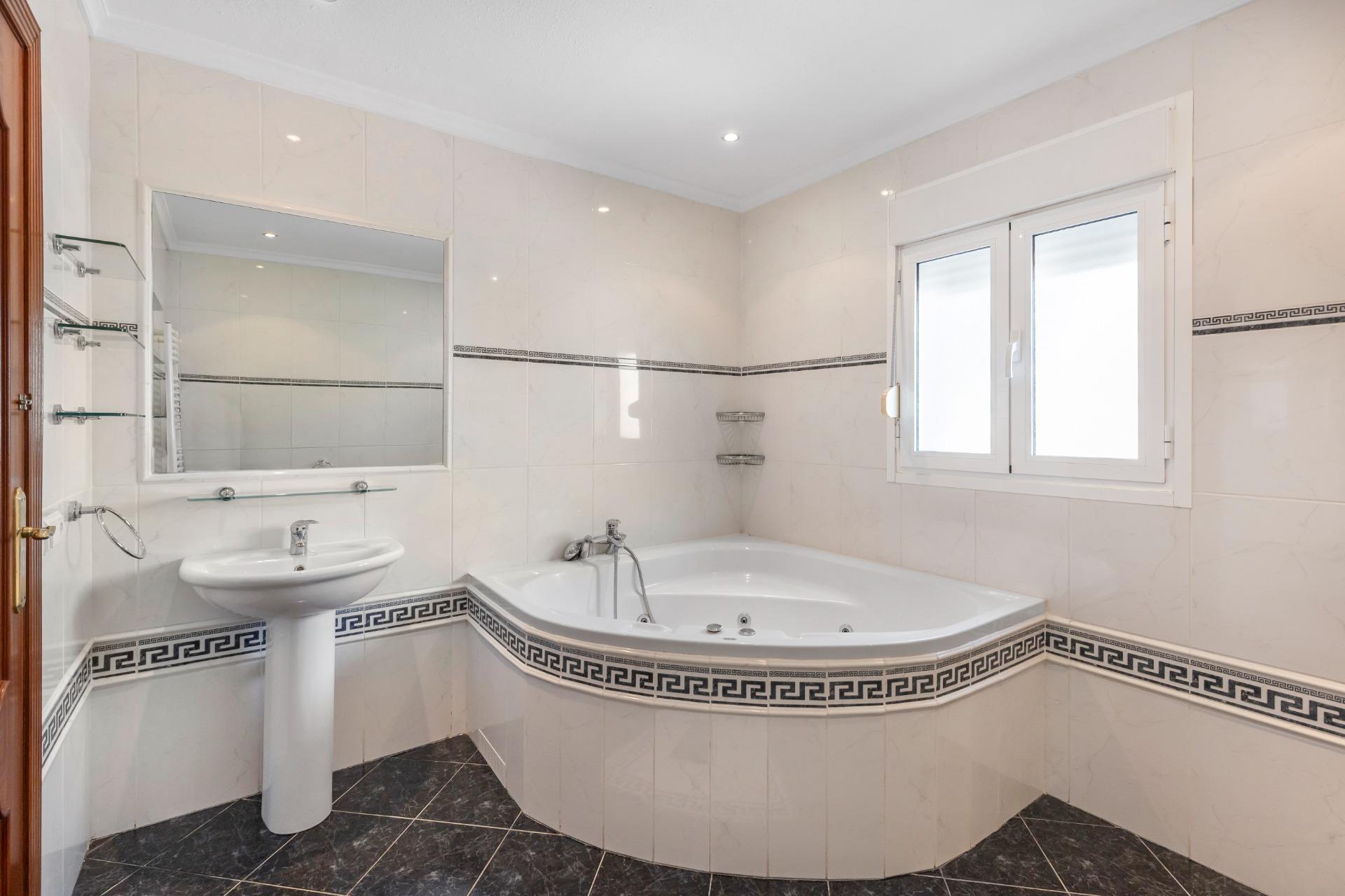 For sale - 5 Bedroom 5 Bathroom Villa in Rojales - Pueblo Bravo  - Alicante