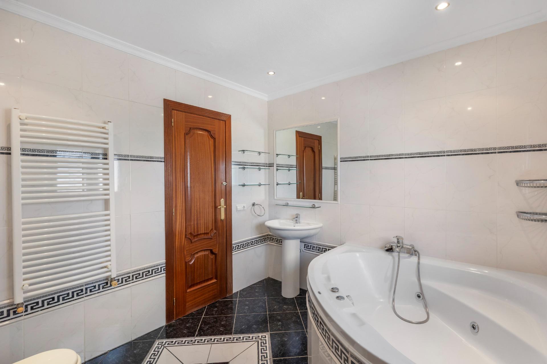 For sale - 5 Bedroom 5 Bathroom Villa in Rojales - Pueblo Bravo  - Alicante