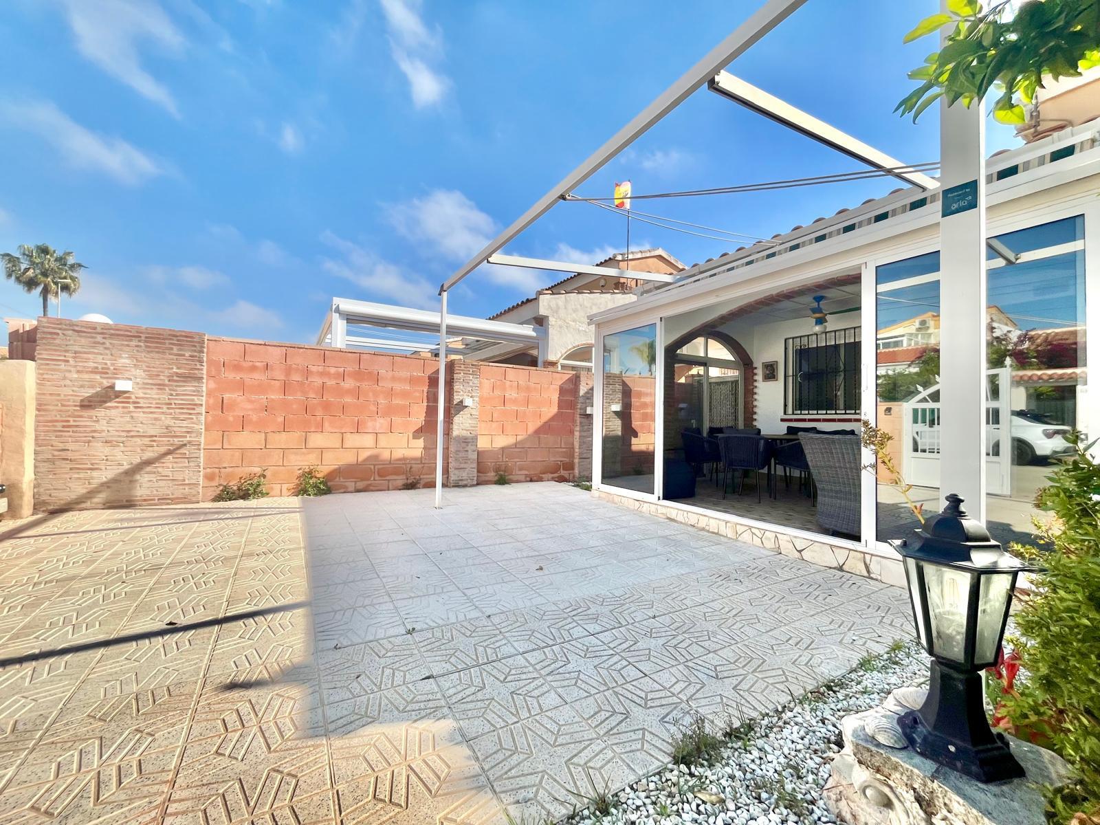 For sale - 3 Bedroom 2 Bathroom Villa in Orihuela Costa - Los Almendros-la Florida  - Alicante