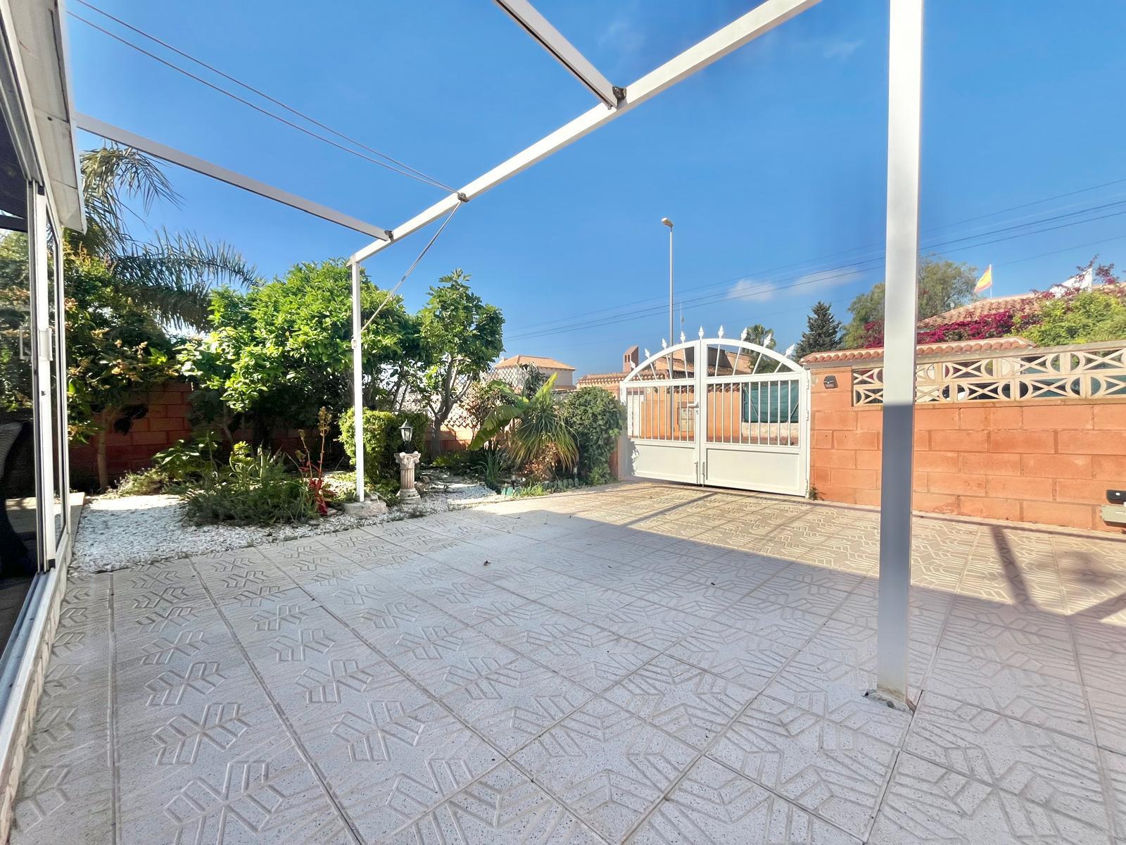 For sale - 3 Bedroom 2 Bathroom Villa in Orihuela Costa - Los Almendros-la Florida  - Alicante