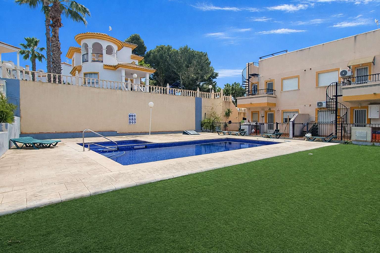 For sale - 2 Bedroom 1 Bathroom Apartment in Villamartin - Costa Blanca  - Alicante
