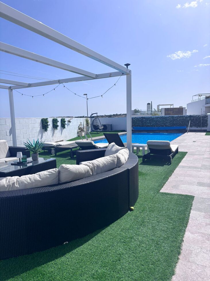 For sale - 5 Bedroom 4 Bathroom Villa in Villamartin - Costa Blanca  - Alicante