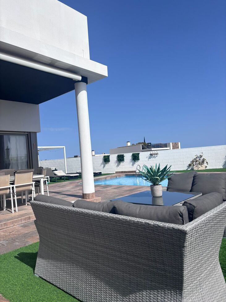 For sale - 5 Bedroom 4 Bathroom Villa in Villamartin - Costa Blanca  - Alicante