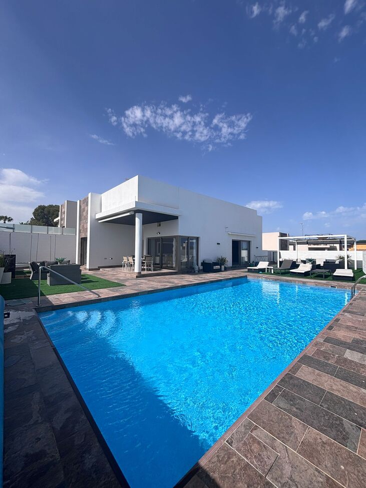 Villa in Villamartin - view 1