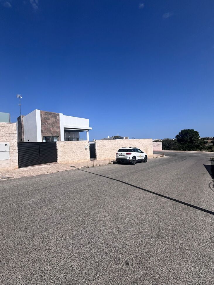 For sale - 5 Bedroom 4 Bathroom Villa in Villamartin - Costa Blanca  - Alicante