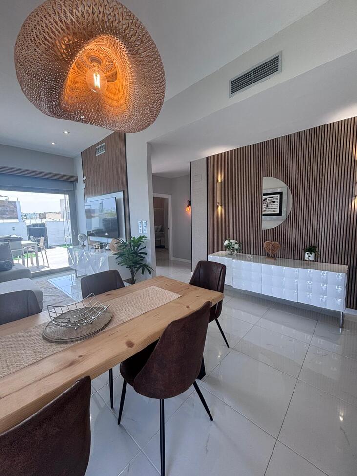 For sale - 5 Bedroom 4 Bathroom Villa in Villamartin - Costa Blanca  - Alicante