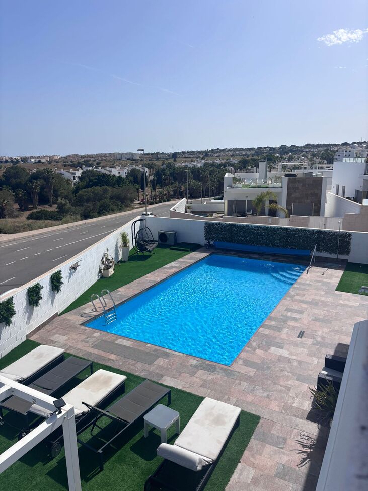 For sale - 5 Bedroom 4 Bathroom Villa in Villamartin - Costa Blanca  - Alicante