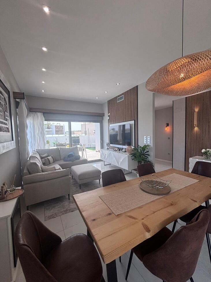 For sale - 5 Bedroom 4 Bathroom Villa in Villamartin - Costa Blanca  - Alicante