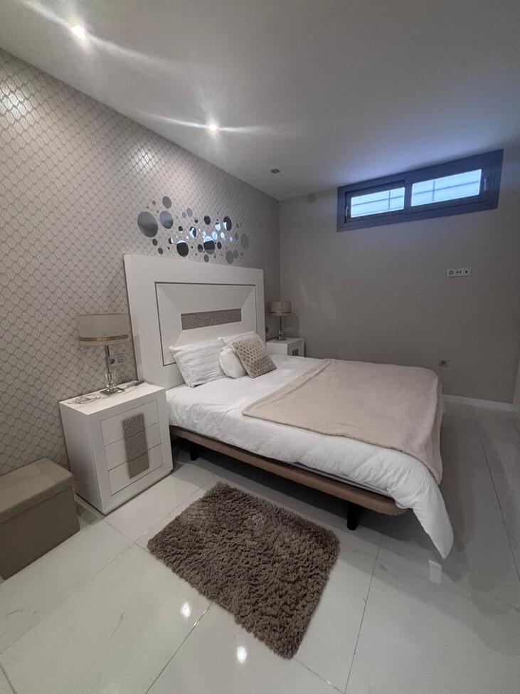 For sale - 5 Bedroom 4 Bathroom Villa in Villamartin - Costa Blanca  - Alicante