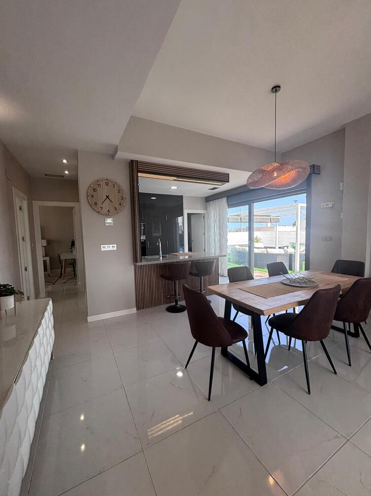 For sale - 5 Bedroom 4 Bathroom Villa in Villamartin - Costa Blanca  - Alicante