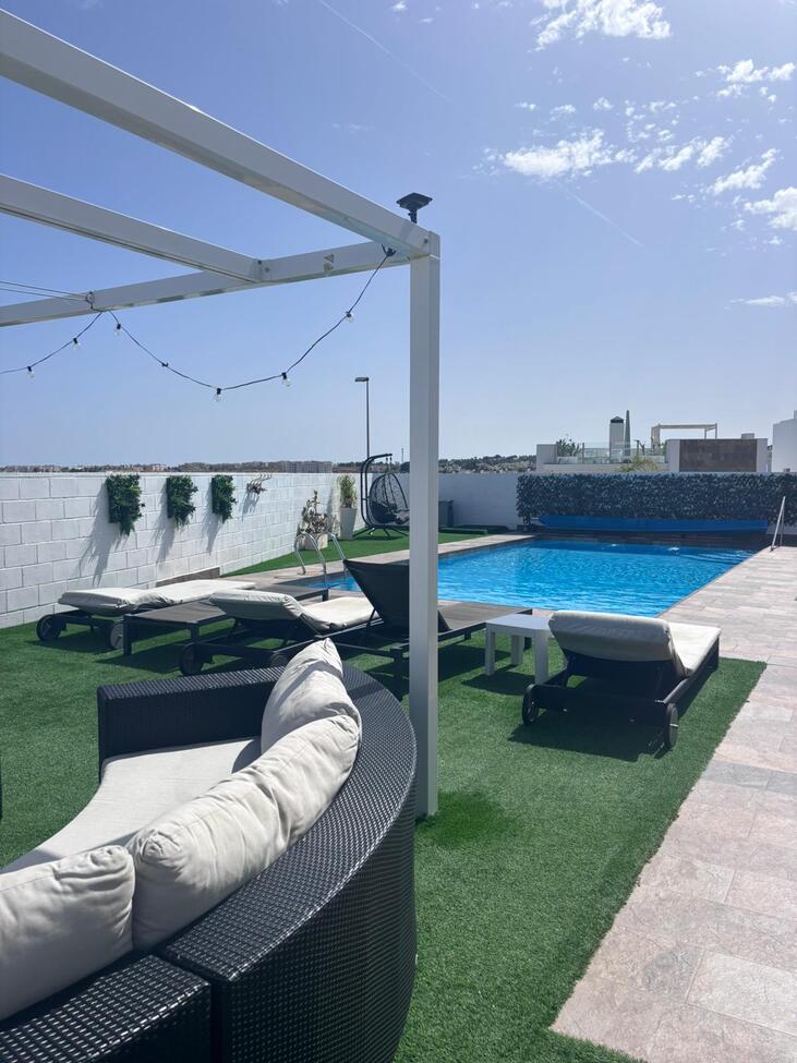 For sale - 5 Bedroom 4 Bathroom Villa in Villamartin - Costa Blanca  - Alicante