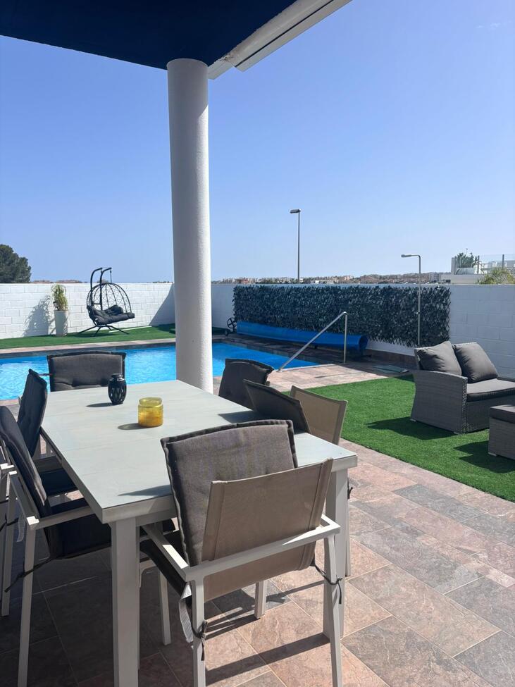 For sale - 5 Bedroom 4 Bathroom Villa in Villamartin - Costa Blanca  - Alicante