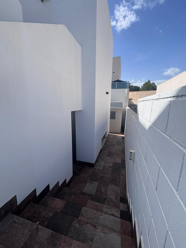 For sale - 5 Bedroom 4 Bathroom Villa in Villamartin - Costa Blanca  - Alicante