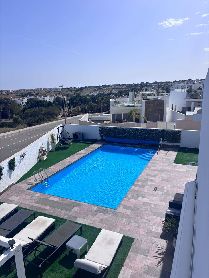 For sale - 5 Bedroom 4 Bathroom Villa in Villamartin - Costa Blanca  - Alicante