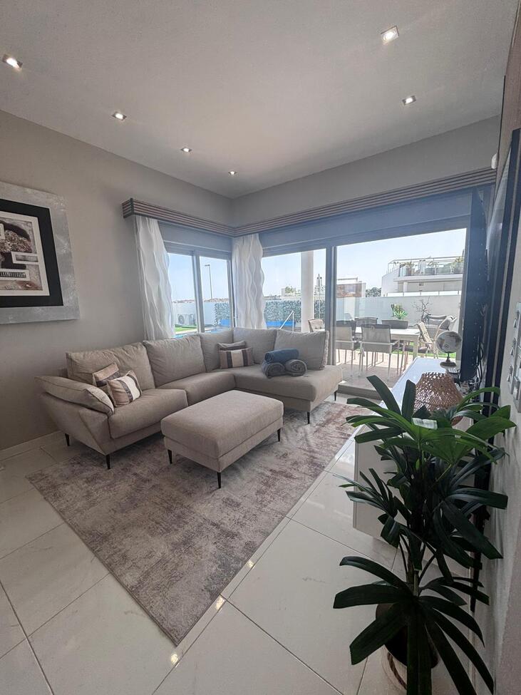 For sale - 5 Bedroom 4 Bathroom Villa in Villamartin - Costa Blanca  - Alicante