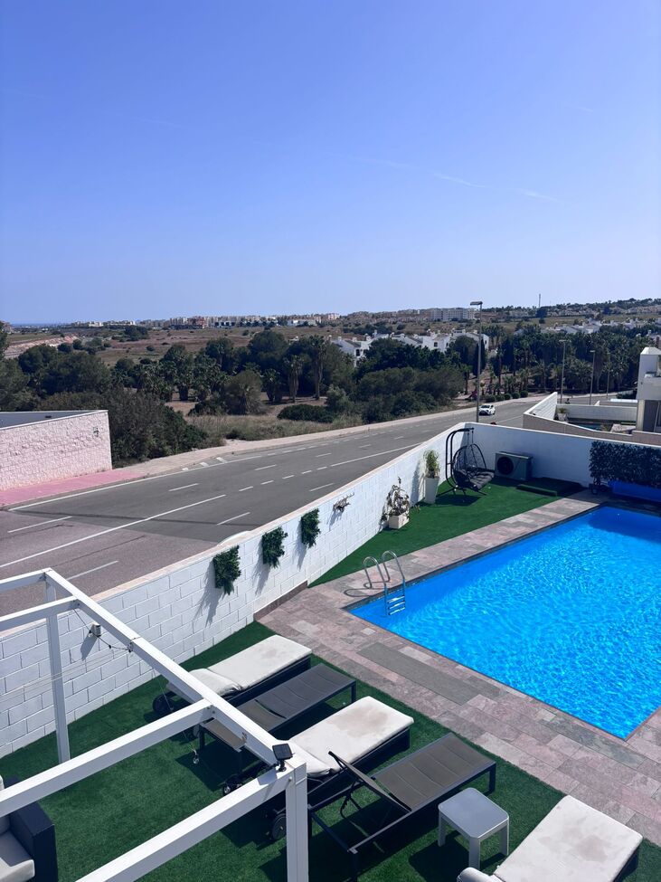 For sale - 5 Bedroom 4 Bathroom Villa in Villamartin - Costa Blanca  - Alicante