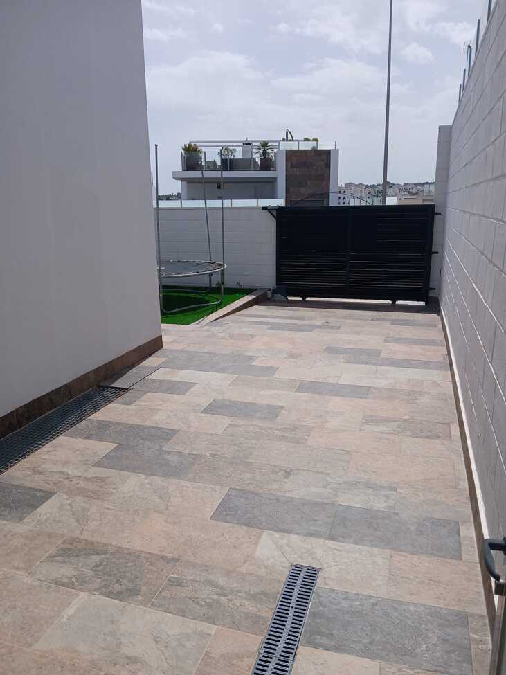 For sale - 5 Bedroom 4 Bathroom Villa in Villamartin - Costa Blanca  - Alicante