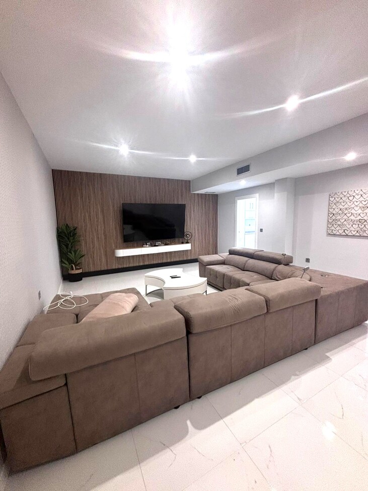 For sale - 5 Bedroom 4 Bathroom Villa in Villamartin - Costa Blanca  - Alicante