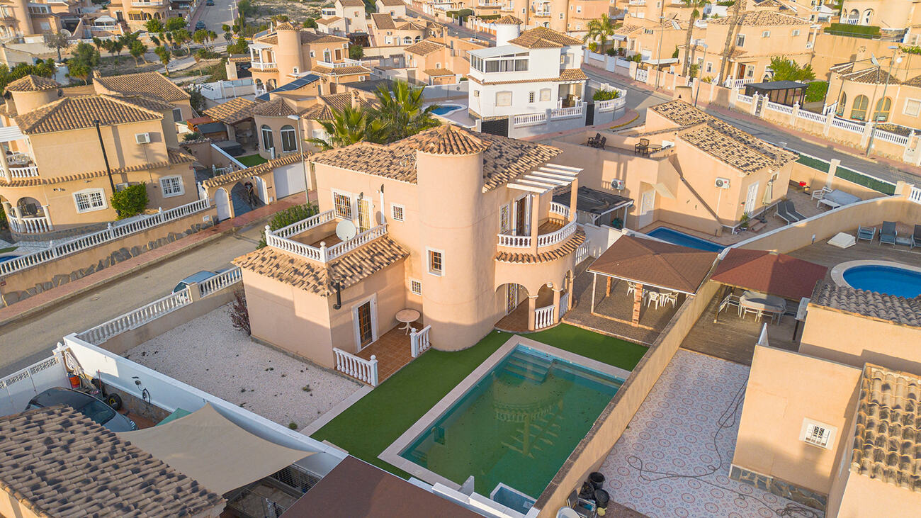 For sale - 4 Bedroom 2 Bathroom Villa in Ciudad Quesada -  - Alicante