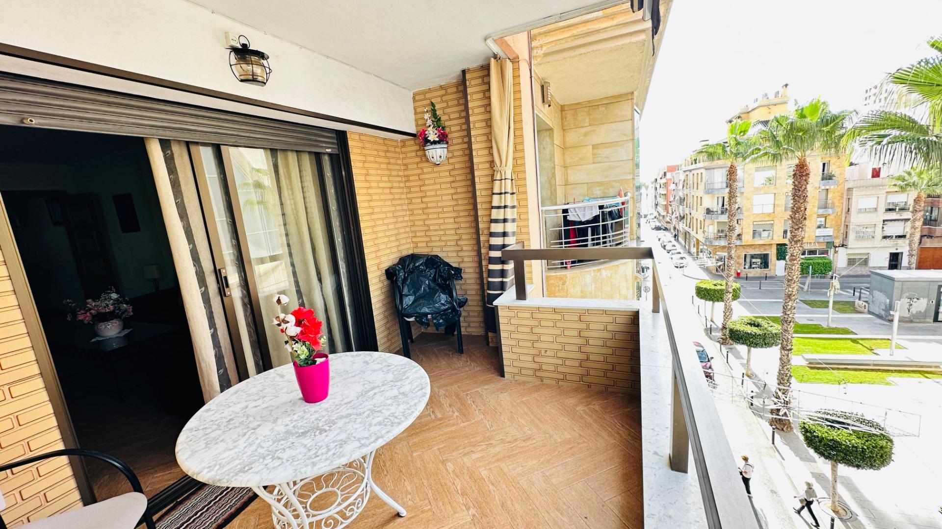 For sale - 3 Bedroom 2 Bathroom Apartment in Torrevieja - Centro  - Alicante