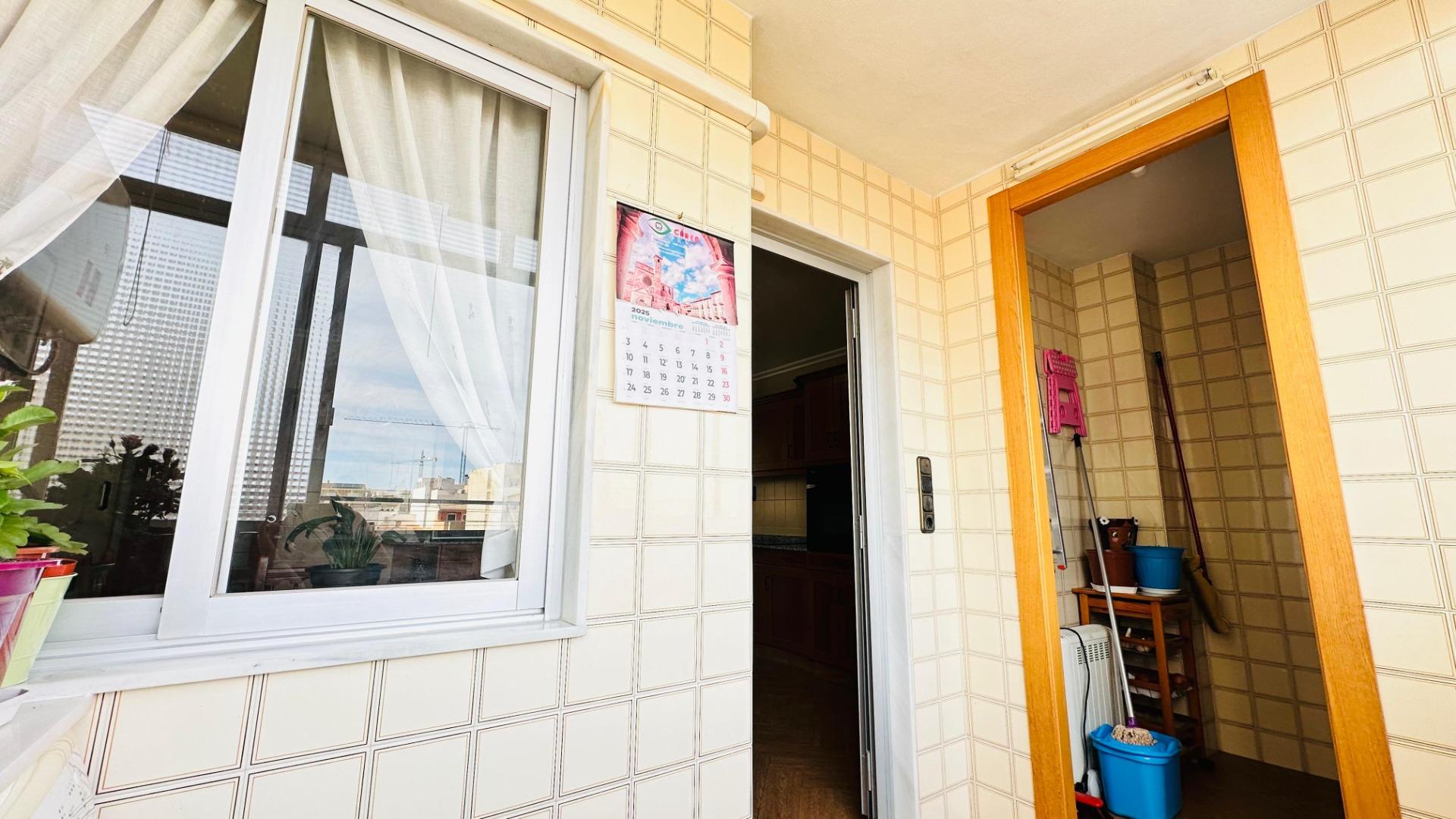 For sale - 3 Bedroom 2 Bathroom Apartment in Torrevieja - Centro  - Alicante