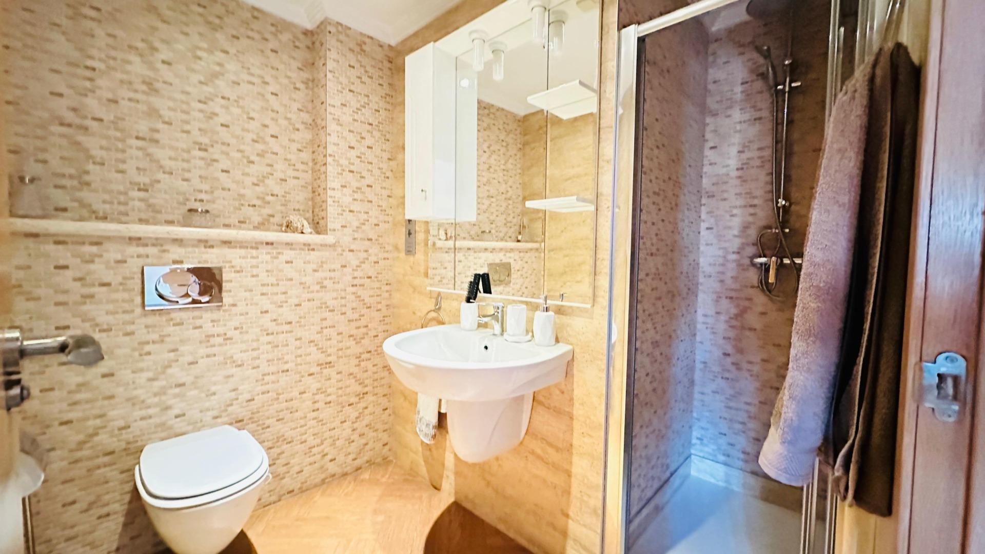 For sale - 3 Bedroom 2 Bathroom Apartment in Torrevieja - Centro  - Alicante