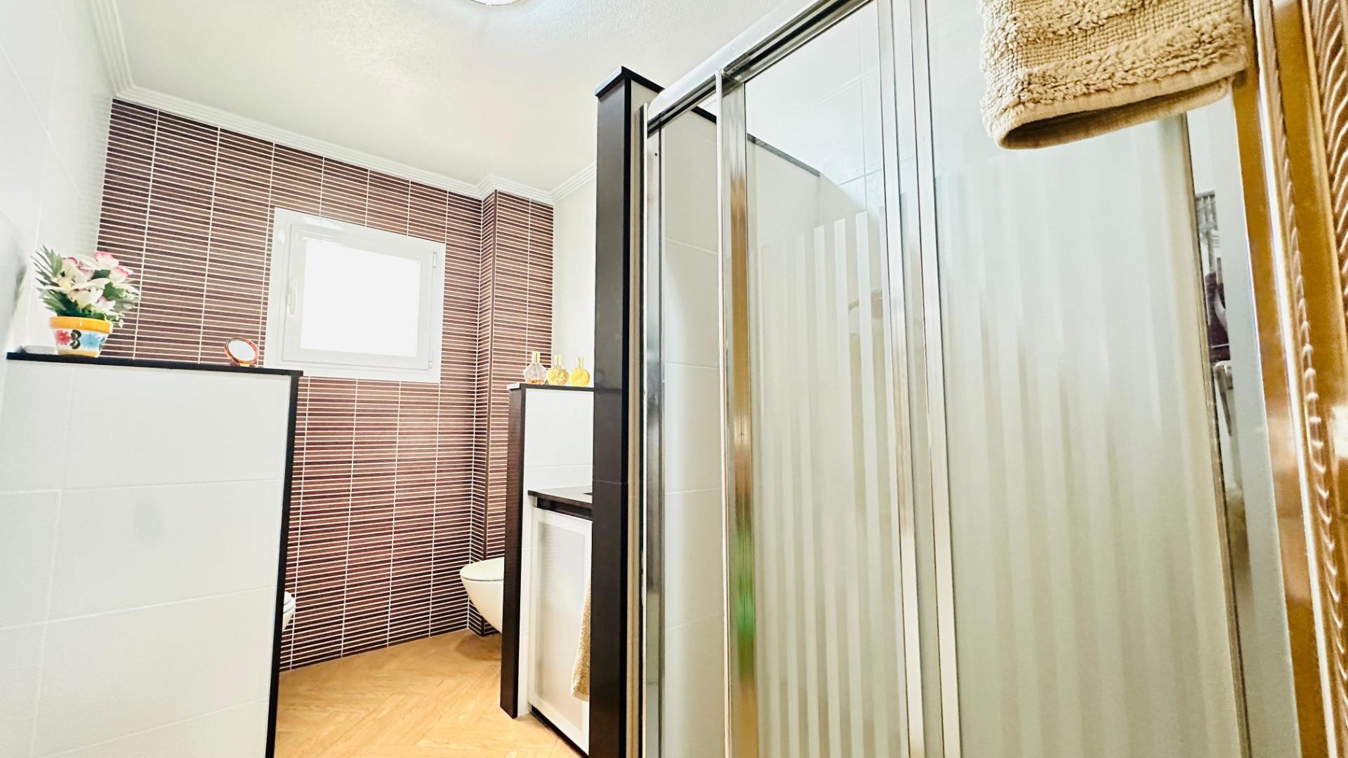 For sale - 3 Bedroom 2 Bathroom Apartment in Torrevieja - Centro  - Alicante