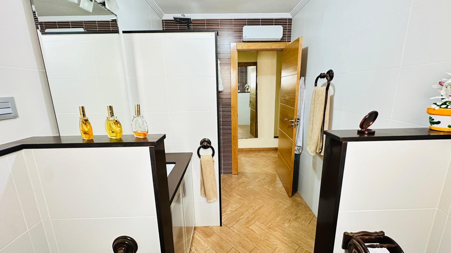 For sale - 3 Bedroom 2 Bathroom Apartment in Torrevieja - Centro  - Alicante