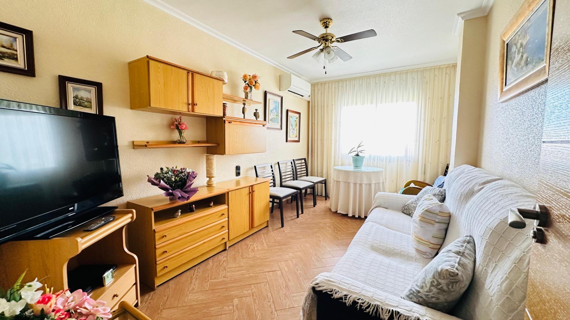 For sale - 3 Bedroom 2 Bathroom Apartment in Torrevieja - Centro  - Alicante