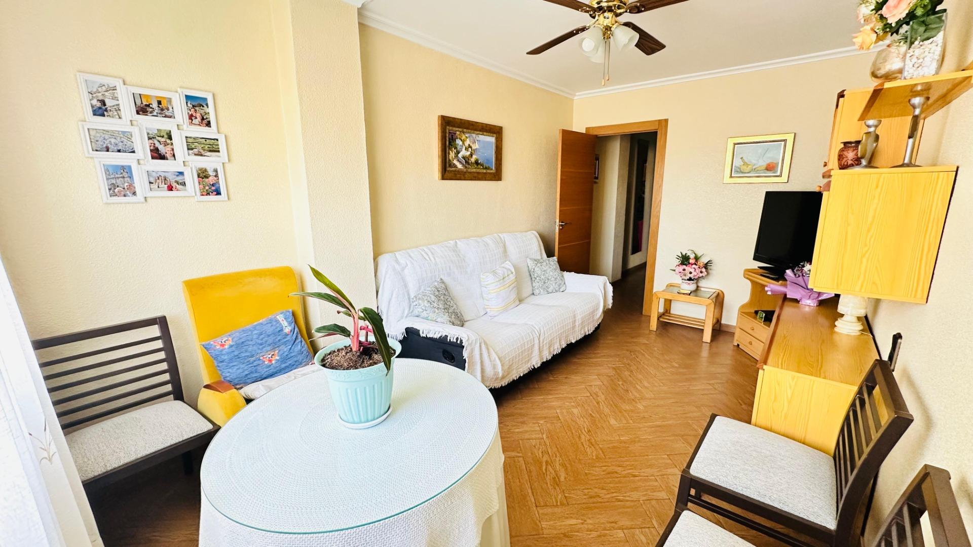 For sale - 3 Bedroom 2 Bathroom Apartment in Torrevieja - Centro  - Alicante