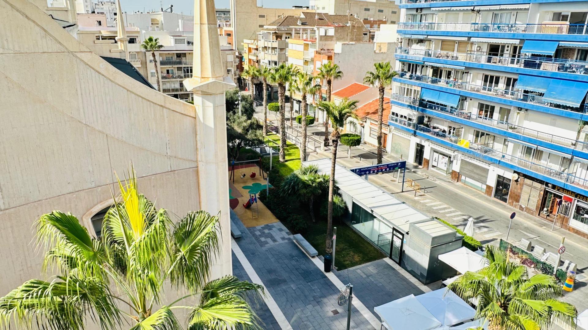 For sale - 3 Bedroom 2 Bathroom Apartment in Torrevieja - Centro  - Alicante