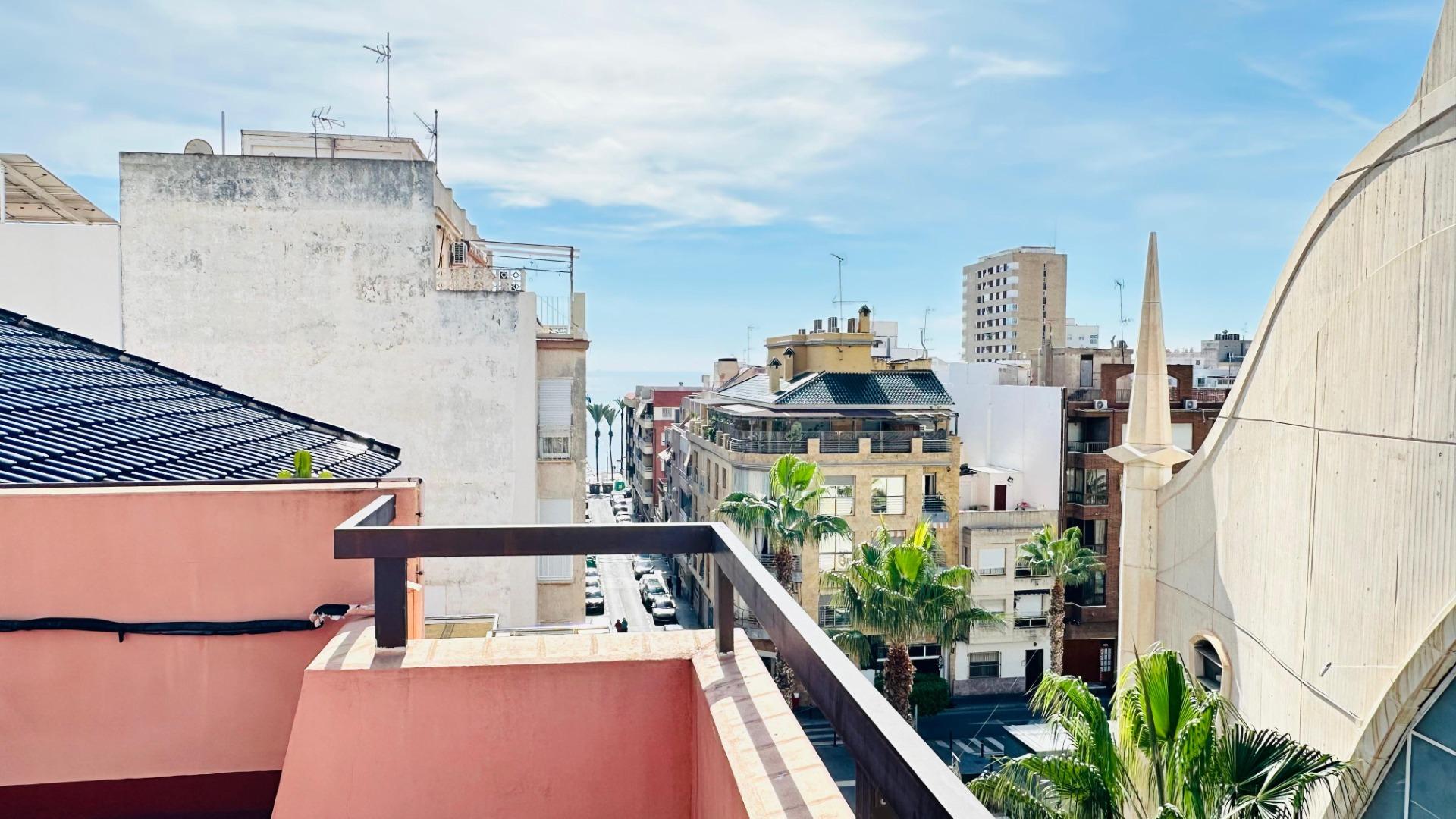 For sale - 3 Bedroom 2 Bathroom Apartment in Torrevieja - Centro  - Alicante