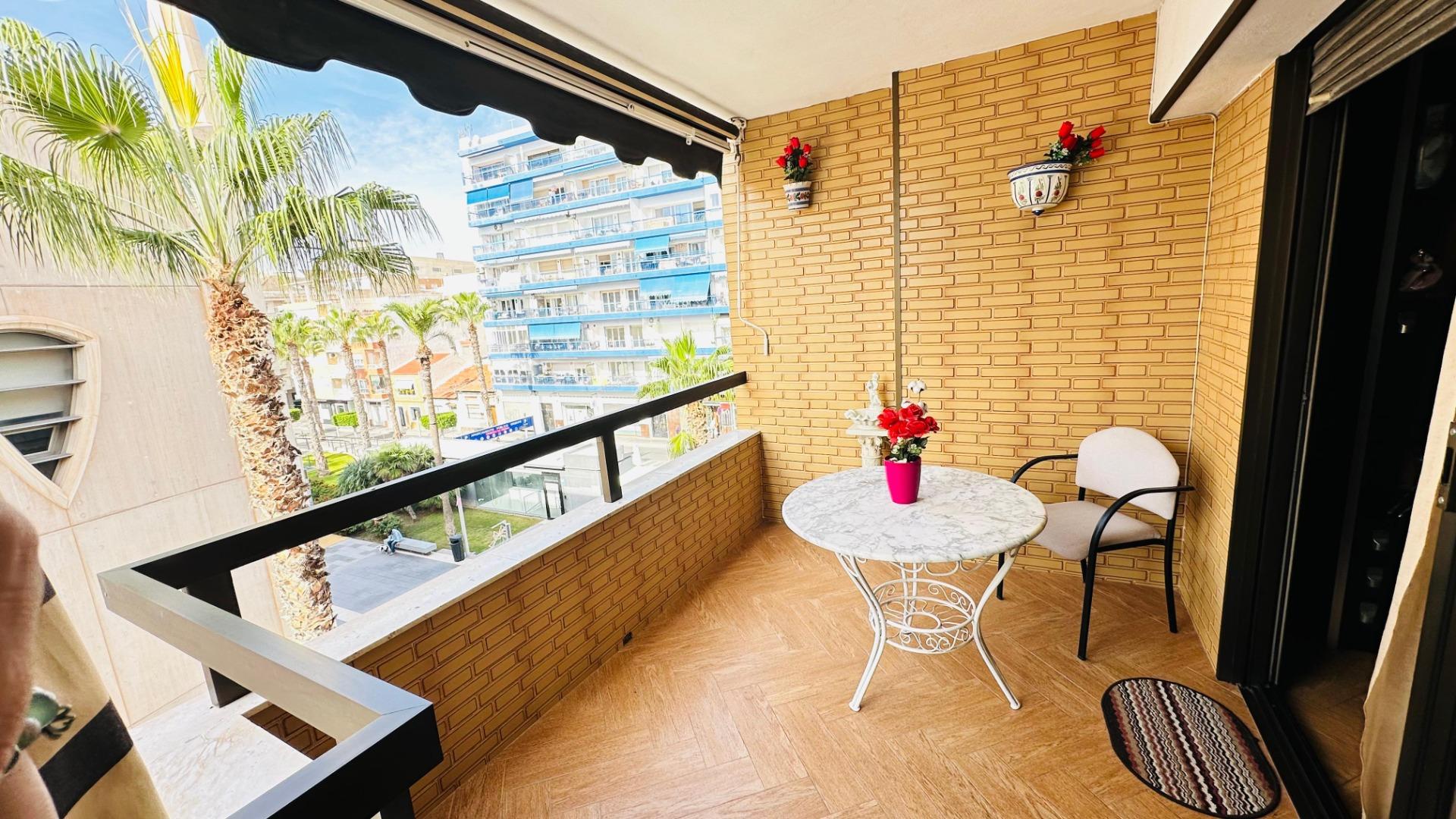 For sale - 3 Bedroom 2 Bathroom Apartment in Torrevieja - Centro  - Alicante