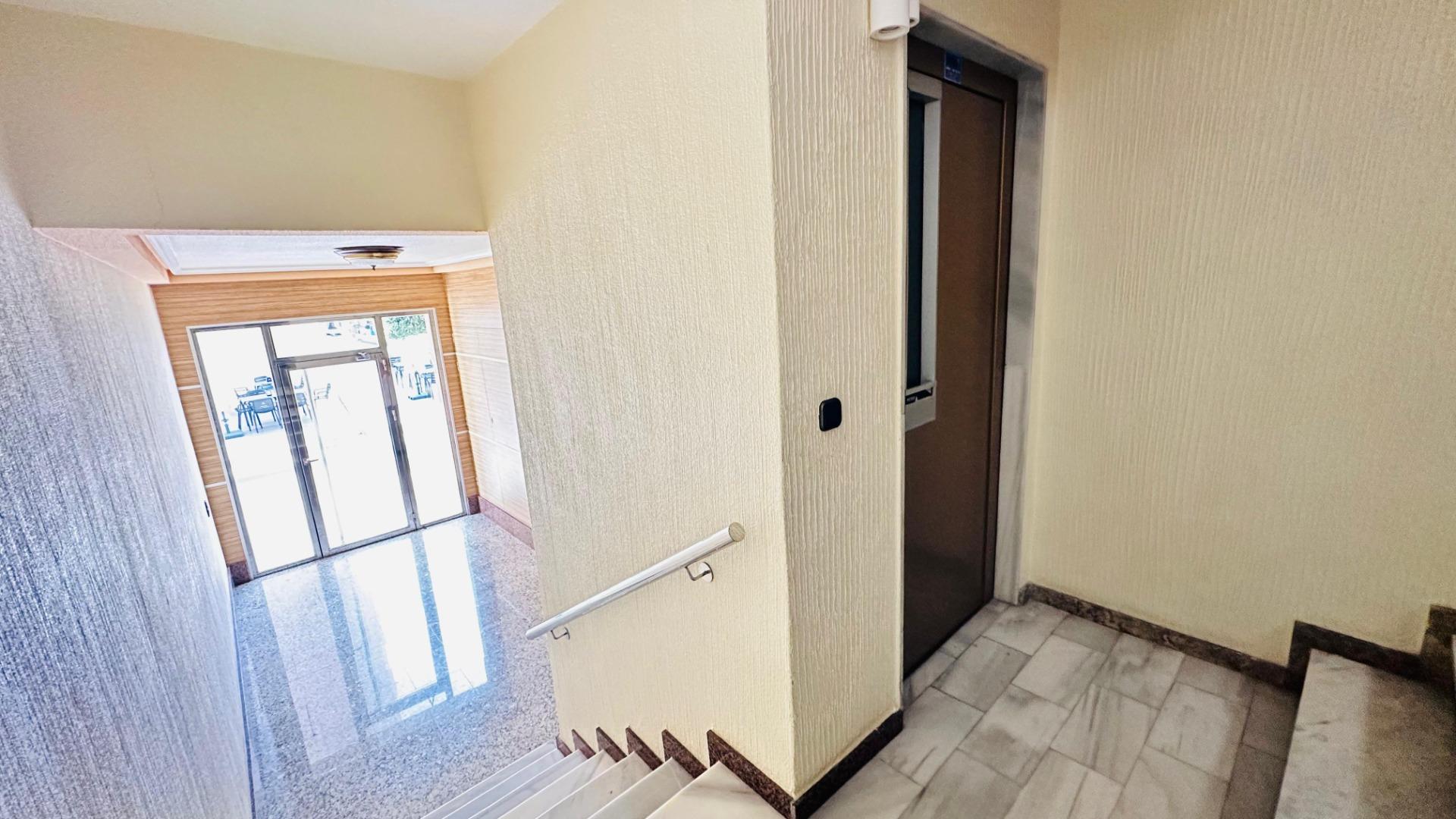 For sale - 3 Bedroom 2 Bathroom Apartment in Torrevieja - Centro  - Alicante