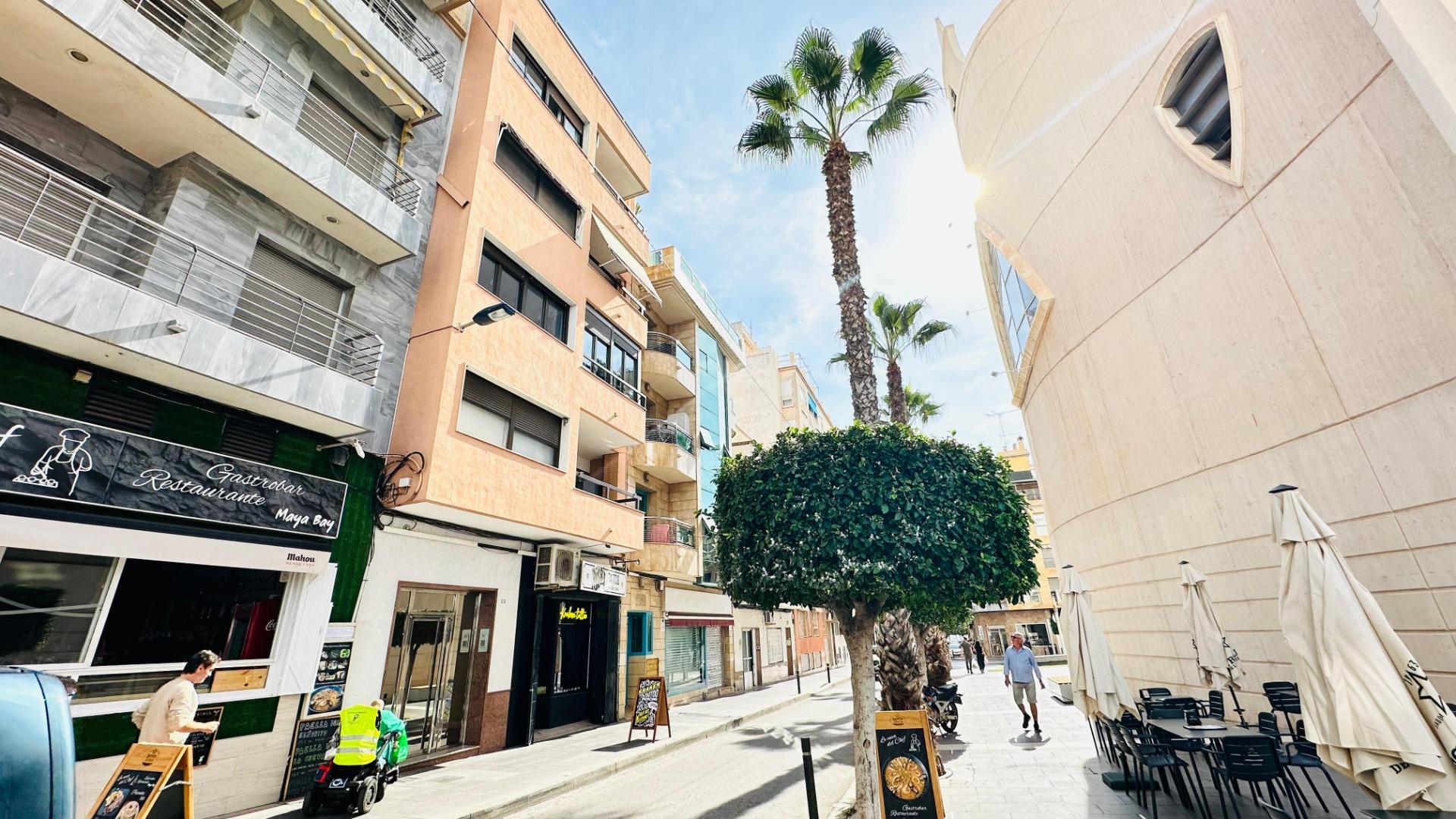 For sale - 3 Bedroom 2 Bathroom Apartment in Torrevieja - Centro  - Alicante