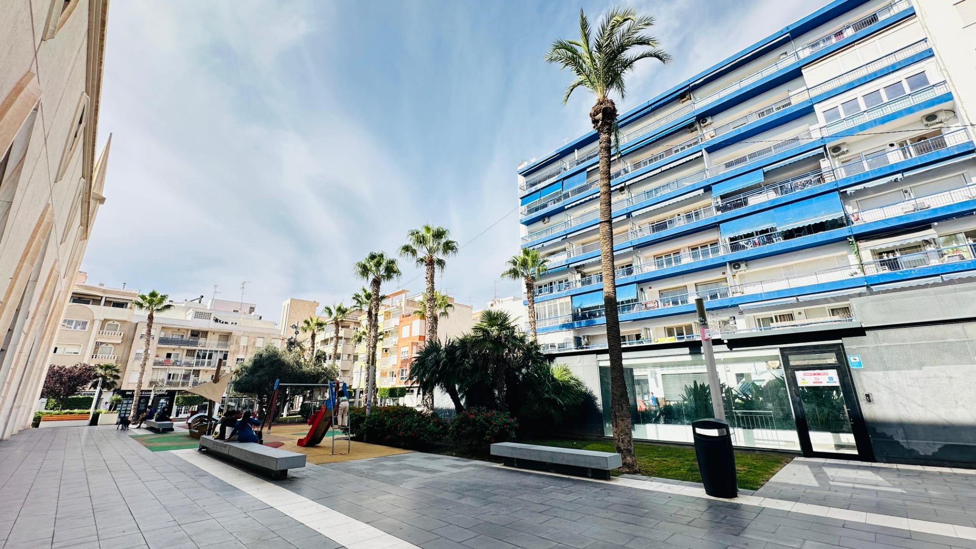 For sale - 3 Bedroom 2 Bathroom Apartment in Torrevieja - Centro  - Alicante