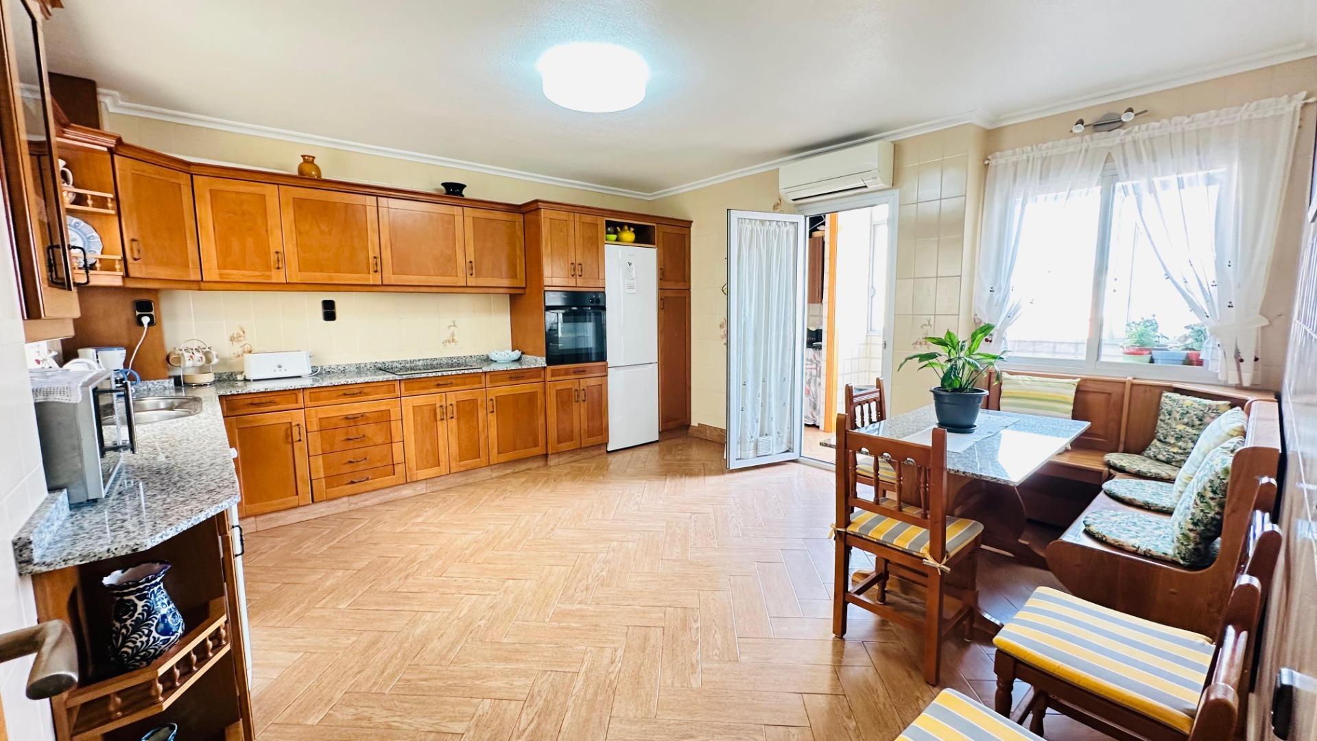 For sale - 3 Bedroom 2 Bathroom Apartment in Torrevieja - Centro  - Alicante