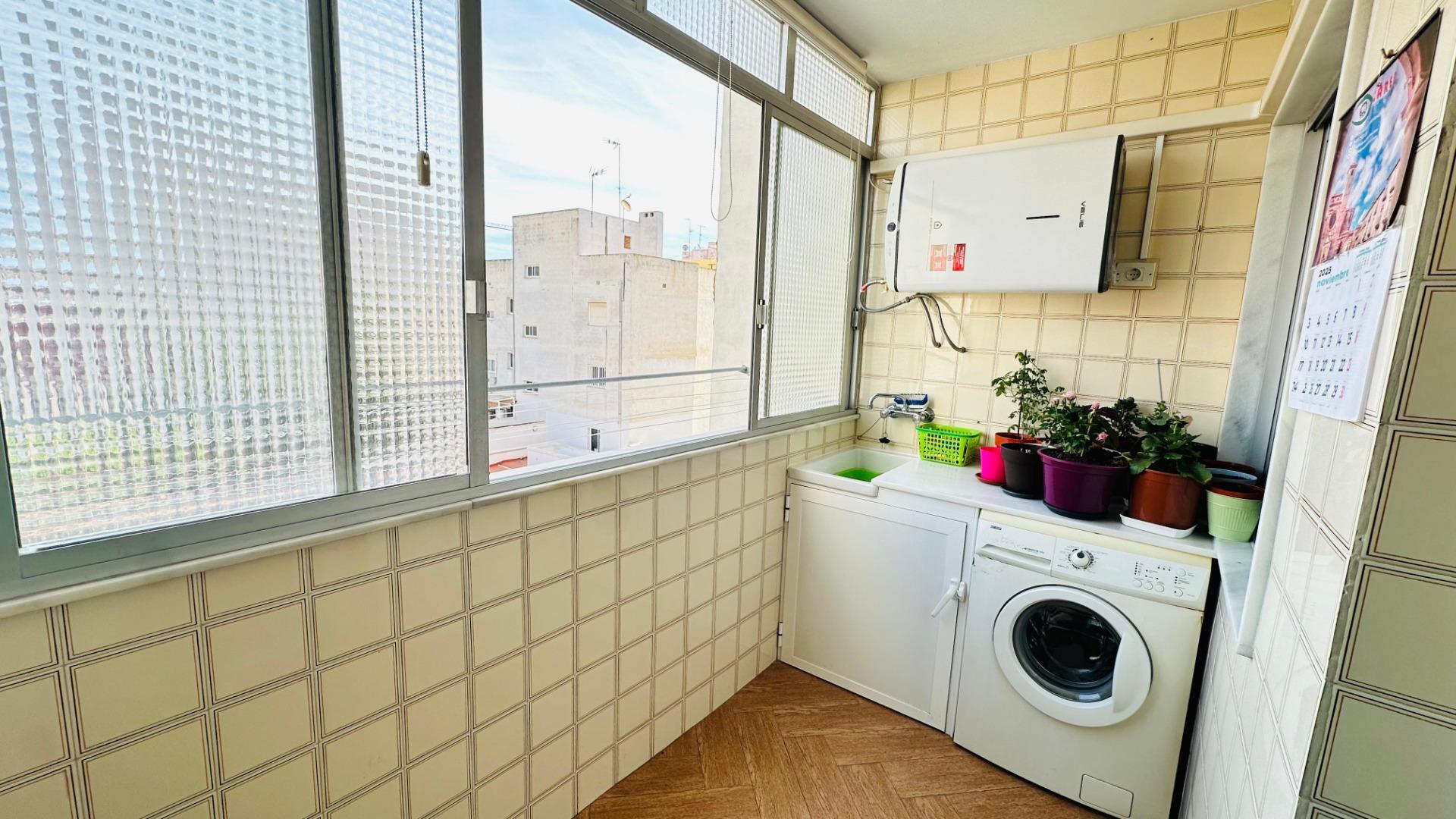 For sale - 3 Bedroom 2 Bathroom Apartment in Torrevieja - Centro  - Alicante