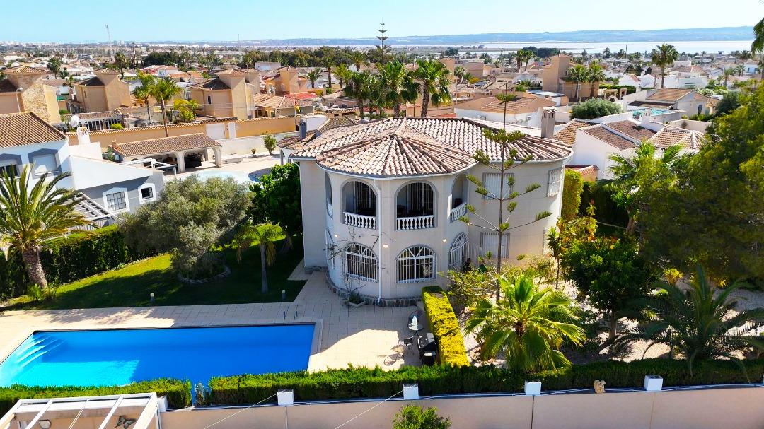 For sale - 5 Bedroom 2 Bathroom Villa in Torrevieja - La Siesta  - Alicante