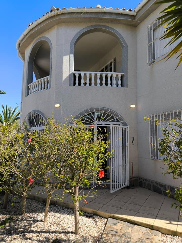 For sale - 5 Bedroom 2 Bathroom Villa in Torrevieja - La Siesta  - Alicante