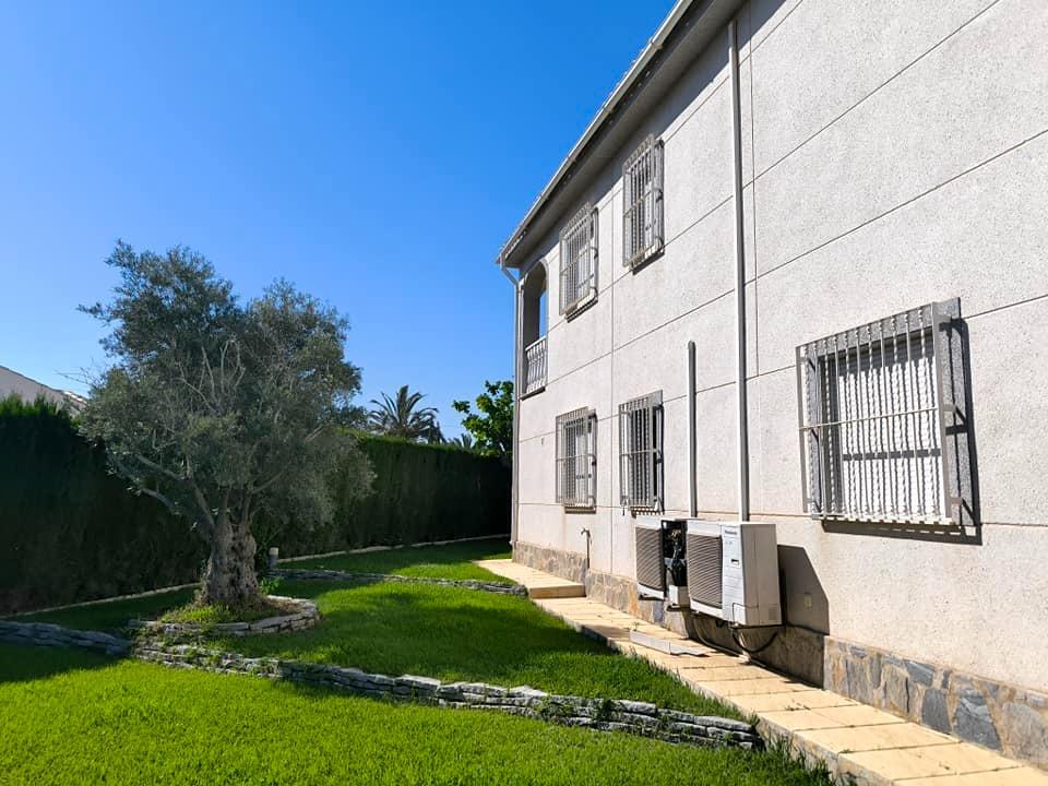 For sale - 5 Bedroom 2 Bathroom Villa in Torrevieja - La Siesta  - Alicante