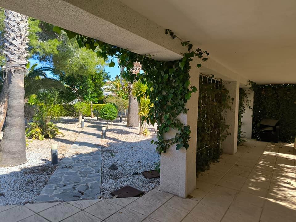 For sale - 5 Bedroom 2 Bathroom Villa in Torrevieja - La Siesta  - Alicante