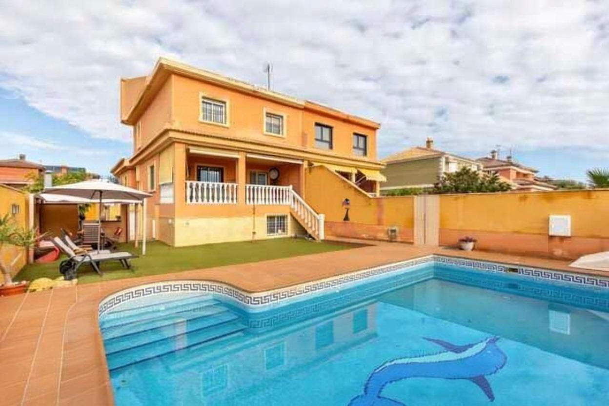 For sale - 4 Bedroom 2 Bathroom Villa in Torrevieja - aguas nuevas  - Alicante