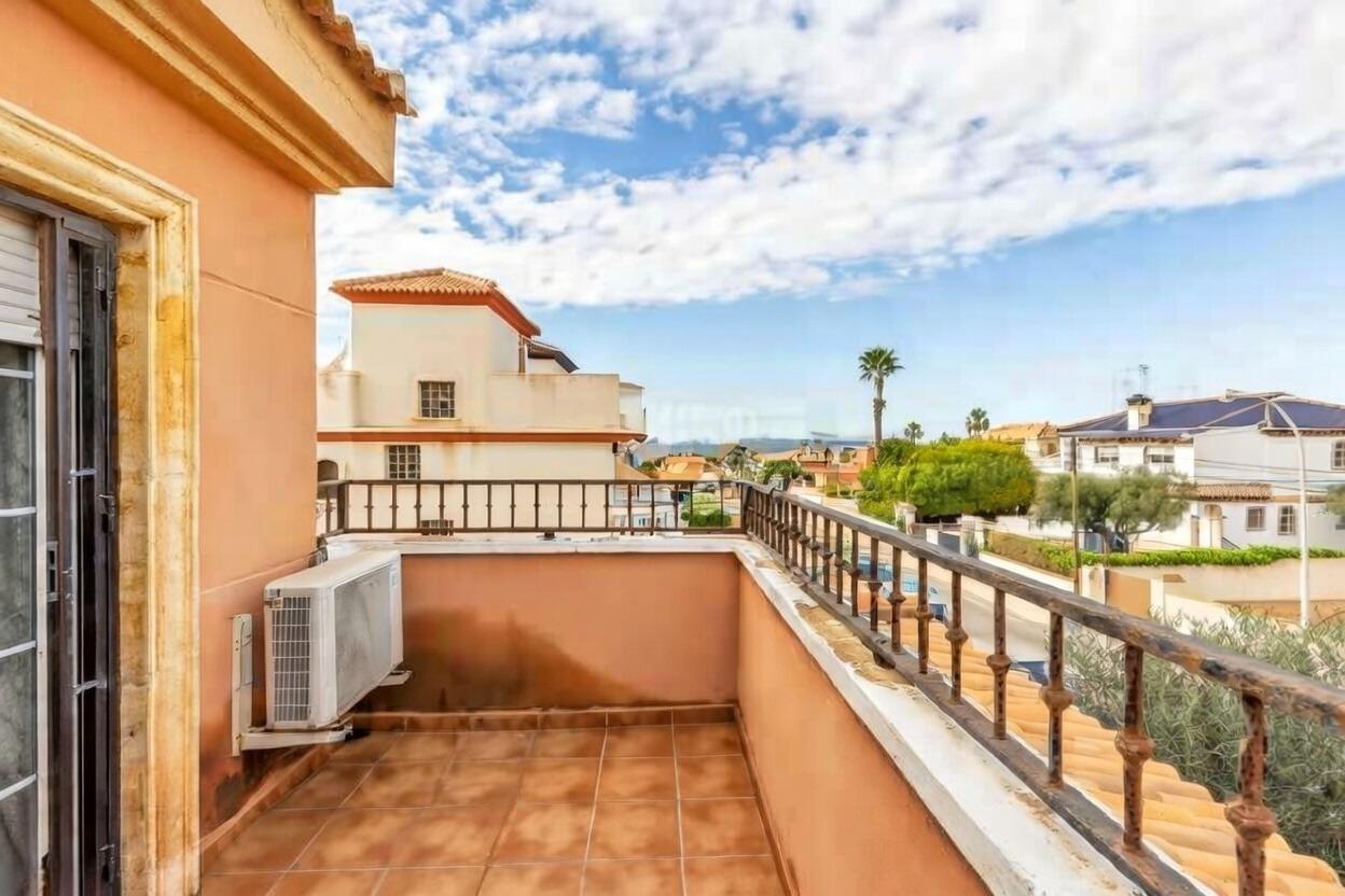 For sale - 4 Bedroom 2 Bathroom Villa in Torrevieja - aguas nuevas  - Alicante