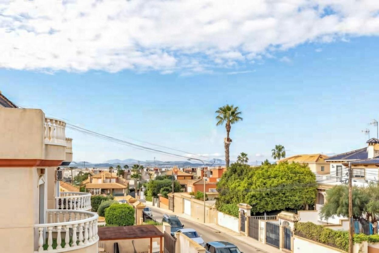 For sale - 4 Bedroom 2 Bathroom Villa in Torrevieja - aguas nuevas  - Alicante