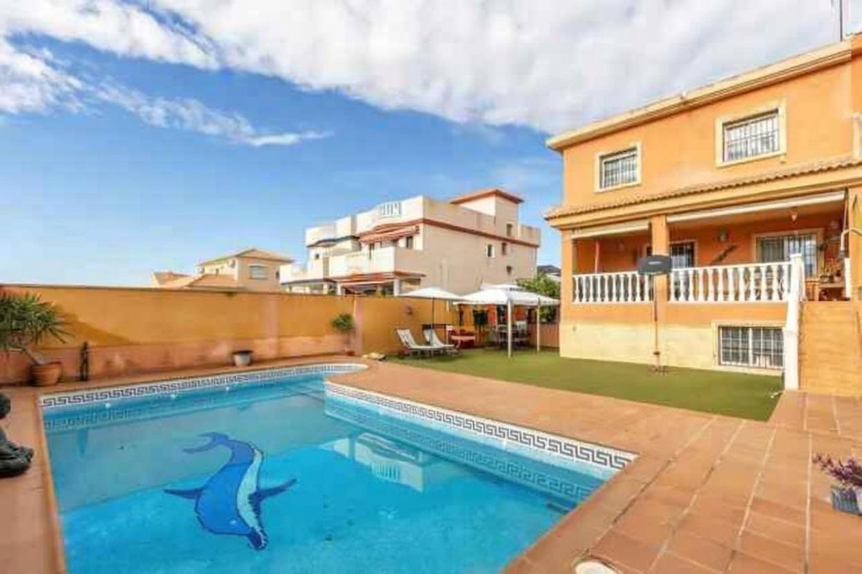 For sale - 4 Bedroom 2 Bathroom Villa in Torrevieja - aguas nuevas  - Alicante
