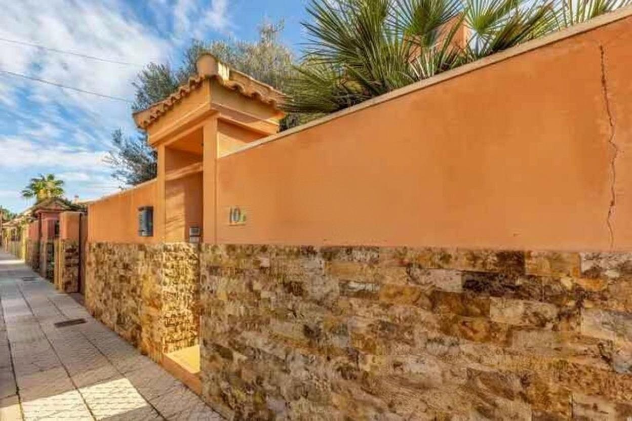 For sale - 4 Bedroom 2 Bathroom Villa in Torrevieja - aguas nuevas  - Alicante